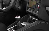 Audi  TTS 2.0 TFSI quattro. Modelo 2009. Imagen. Interior. Detalle sistema de navegaci�n plus con l�gica de mando MMI. Palanca de cambios manual.