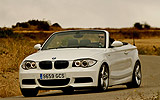 BMW Serie 1 Cabrio. Modelo 2009. Imagen. Frontal lateral. Movimiento. Carretera. Alpinweiss. Llanta 18 pulgadas 5 radios Estrella.