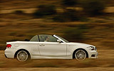 BMW Serie 1 Cabrio. Modelo 2009. Imagen. Lateral. Movimiento. Carretera. Alpinweiss. Llanta 18 pulgadas 5 radios Estrella.