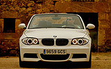 BMW Serie 1 Cabrio. Modelo 2009. Imagen. Frontal. Coche parado. Alpinweiss. Llanta 18 pulgadas 5 radios Estrella.