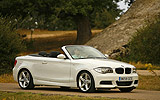 BMW Serie 1 Cabrio. Modelo 2009. Imagen. Frontal lateral. Coche parado. Carretera. Alpinweiss. Llanta 18 pulgadas 5 radios Estrella.