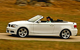 BMW Serie 1 Cabrio. Modelo 2009. Imagen. Lateral. Movimiento. Carretera. Alpinweiss. Llanta 18 pulgadas 5 radios Estrella.