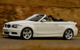 BMW Serie 1 Cabrio. Modelo 2009. Imagen. Frontal lateral. Movimiento. Carretera. Alpinweiss. Llanta 18 pulgadas 5 radios Estrella.
