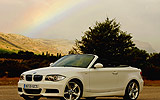 BMW Serie 1 Cabrio. Modelo 2009. Imagen. Frontal lateral. Coche parado. Carretera. Alpinweiss. Llanta 18 pulgadas 5 radios Estrella.