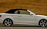 BMW Serie 1 Cabrio. Modelo 2009. Imagen. Lateral. Capota de lona sobre la carrocer�a. Alpinweiss. Llanta 18 pulgadas 5 radios Estrella.