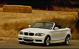 BMW Serie 1 Cabrio. Modelo 2009. Imagen. Frontal lateral. Coche parado. Crretera. Alpinweiss. Llanta 18 pulgadas 5 radios Estrella.