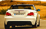 BMW Serie 1 Cabrio. Modelo 2009. Imagen. Posterior. Movimiento. Carretera. Alpinweiss. Llanta 18 pulgadas 5 radios Estrella.