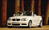 BMW Serie 1 Cabrio. Modelo 2009. Imagen. Frontal lateral. Coche parado. Carretera. Alpinweiss. Llanta 18 pulgadas 5 radios Estrella.