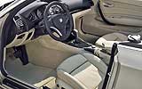 BMW Serie 1 Cabrio. Modelo 2008. Imagen. Interior. Salpicadero. Volante deportivo de cuero. Palanca de cambios autom�tica. Asientos de cuero Boston Lemon.