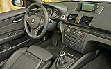 BMW Serie 1 Cabrio. Modelo 2008. Imagen. Interior. Salpicadero. Revestimiento de madera noble veta de alamo gris. Volante deportivo de cuero. Sistema de navegaci�n Professional. Palanca de cambios autom�tica. Climatizador. Asientos en cuero Boston Schwarz.