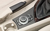 BMW Serie 1. Modelo 2009. Imagen. Interior. Freno de mano. Mando iDrive