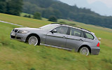 BMW Serie 3. Modelo 335d. Touring. 2009. Imagen. Lateral. Movimiento. Carretera en pendiente. Color Spacegrau metalizada.