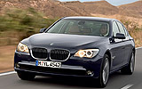 BMW Serie 7. Modelo 2009. Carrocer�a corta. Imagen. Frontal- lateral. Coche en movimiento. Carretera. Negro.