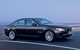 BMW Serie 7. Modelo 2009. Carrocer�a corta. Imagen. Lateral- frontal. Coche en movimiento. Carretera. Negro.