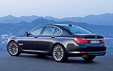 BMW Serie 7. Modelo 2009. Carrocer�a corta. Imagen. Lateral- posterior. Coche parado. Carretera. Negro.