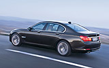 BMW Serie 7. Modelo 2009. Carrocer�a corta. Imagen. Lateral- posterior. Coche en movimiento. Carretera. Negro.