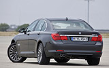 BMW Serie 7. Modelo 2009. Carrocer�a corta. Imagen. Lateral- posterior. Coche parado. Carretera. Negro.