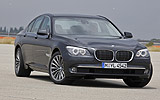 BMW Serie 7. Modelo 2009. Carrocer�a corta. Imagen. Lateral- frontal. Coche parado. Carretera. Negro.