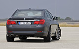 BMW Serie 7. Modelo 2009. Carrocer�a corta. Imagen. Posterior- lateral. Coche parado. Carretera. Negro.