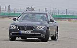 BMW Serie 7. Modelo 2009. Carrocer�a corta. Imagen. Frontal- lateral. Coche parado. Carretera. Negro.