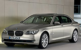 BMW Serie 7. Modelo 2009. Carrocer&iacute;a larga. Imagen. Frontal- lateral. Coche parado. Carretera. Dorado.