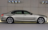 BMW Serie 7. Modelo 2009. Carrocer&iacute;a larga. Imagen. Lateral. Coche parado. Carretera. Dorado.