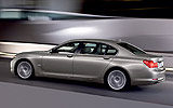 BMW Serie 7. Modelo 2009. Carrocer&iacute;a larga. Imagen. Lateral- posterior. Coche en movimiento. Carretera. Dorado.