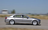 BMW Serie 7. Modelo 2009. Carrocer&iacute;a larga. Imagen. Lateral. Coche en movimiento. Carretera. Plata.