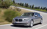 BMW Serie 7. Modelo 2009. Carrocer&iacute;a larga. Imagen. Frontal- lateral. Coche en movimiento. Carretera. Plata.