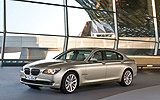 BMW Serie 7. Modelo 2009. Carrocer&iacute;a larga. Imagen. Frontal- lateral. Coche parado. Dorado.
