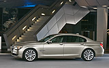 BMW Serie 7. Modelo 2009. Carrocer&iacute;a larga. Imagen. Lateral. Coche parado. Dorado.