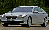 BMW Serie 7. Modelo 2009. Carrocer�a corta. Imagen. Exterior. Frontal lateral. Coche parado. Luces faros en on. Carretera.