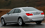 BMW Serie 7. Modelo 2009. Carrocer�a corta. Imagen. Exterior. Lateral frontal. Coche en movimiento. Carretera.