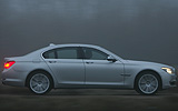 BMW Serie 7. Modelo 2009. Carrocer�a corta. Imagen. Exterior. Frontal lateral. Coche parado. Luces faros en on. Carretera.