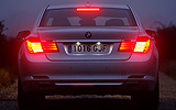 BMW Serie 7. Modelo 2009. Carrocer�a corta. Imagen. Exterior. Posterior. Coche parado. Pilotos en on y luz de freno. Carretera.