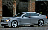 BMW Serie 7. Modelo 2009. Carrocer�a corta. Imagen. Exterior. Frontal lateral. Coche parado. Luces faros en on. Carretera.