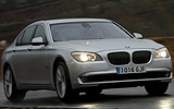 BMW Serie 7. Modelo 2009. Carrocer�a corta. Imagen. Exterior. Lateral frontal. Coche parado. Luces faros en on. Carretera.