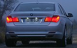 BMW Serie 7. Modelo 2009. Carrocer�a corta. Imagen. Exterior. Posterior. Coche parado. Pilotos en on. Carretera.