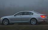 BMW Serie 7. Modelo 2009. Carrocer�a corta. Imagen. Exterior. Lateral frontal. Coche en movimiento. Carretera.