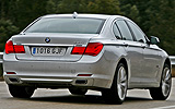 BMW Serie 7. Modelo 2009. Carrocer�a corta. Imagen. Exterior. Posterior lateral. Coche en movimiento. Carretera.