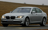BMW Serie 7. Modelo 2009. Carrocer�a corta. Imagen. Exterior. Frontal lateral. Coche en movimiento. Luces faros en on. Carretera.