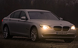 BMW Serie 7. Modelo 2009. Carrocer�a corta. Imagen. Exterior. Lateral frontal. Coche en movimiento. Luces faros en on. Carretera.