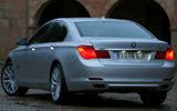 BMW Serie 7. Modelo 2009. Carrocer�a corta. Imagen. Exterior. Lateral posterior. Coche parado. Carretera.