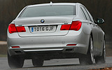 BMW Serie 7. Modelo 2009. Carrocer�a corta. Imagen. Exterior. Posterior. Coche en movimiento. Carretera.