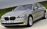 BMW Serie 7. Modelo 2009. Carrocer�a larga. Imagen. Frontal- lateral. Coche en movimiento. Carretera.