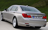 BMW Serie 7. Modelo 2009. Carrocer�a larga. Imagen. Lateral- posterior. Coche en movimiento. Carretera.