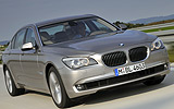 BMW Serie 7. Modelo 2009. Carrocer�a larga. Imagen. Lateral- frontal. Coche en movimiento. Carretera.
