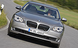 BMW Serie 7. Modelo 2009. Carrocer�a larga. Imagen. Frontal. Coche en movimiento. Carretera.