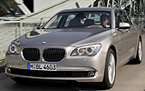 BMW Serie 7. Modelo 2009. Carrocer�a larga. Imagen. Frontal- lateral. Coche en movimiento. Carretera.