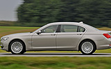 BMW Serie 7. Modelo 2009. Carrocer�a larga. Imagen. Lateral. Coche en movimiento. Carretera.